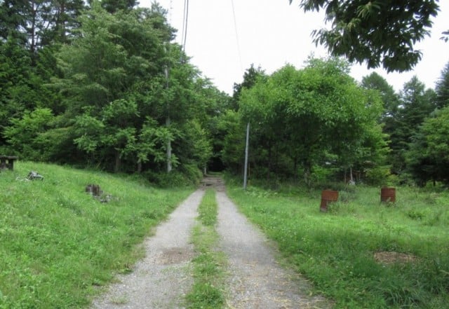 進入路は未舗装道路